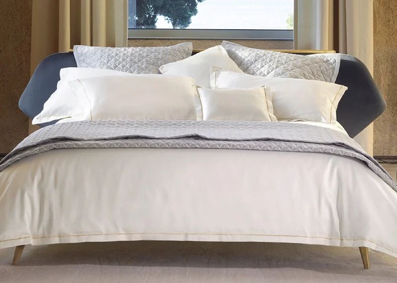 Light - blocking duvet covers for a better sleep during the dayAmalia "Dalia" 800 TC Duvet Cover - Cream with Gold Embroidery